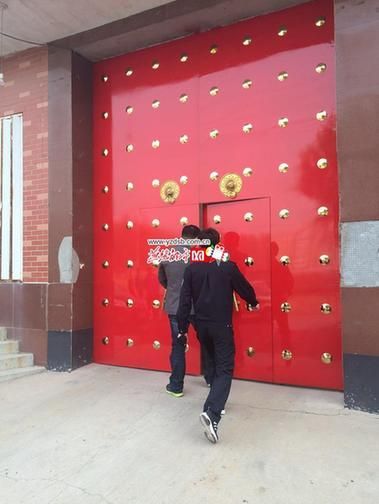 警方试图进入大狗守门的非法排污企业 警方试图进入大狗守门的非法排污企业